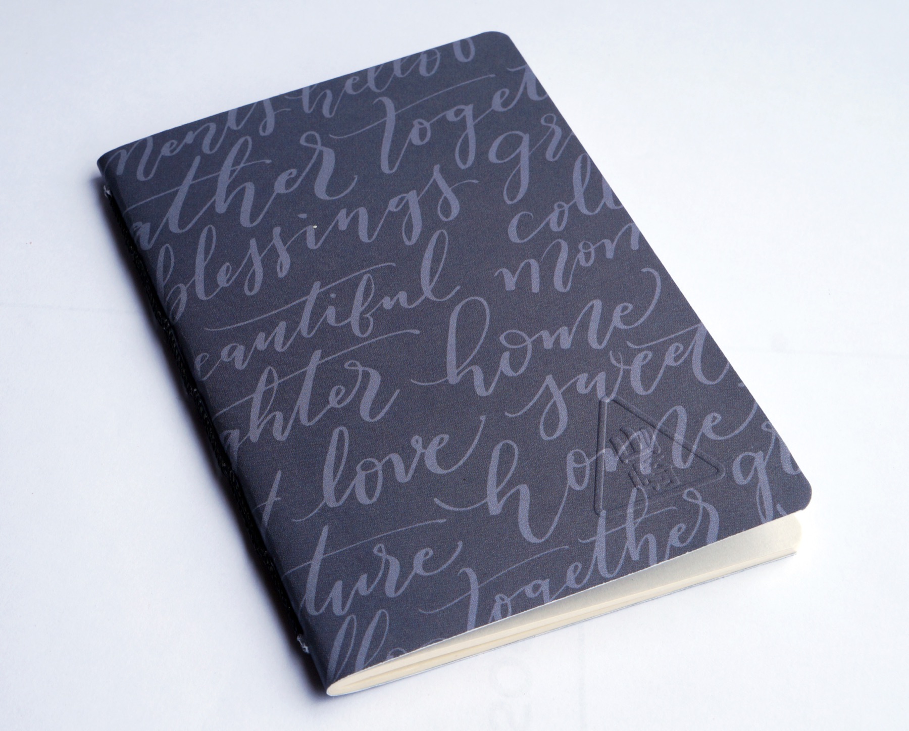Caderno com capa tipográfica